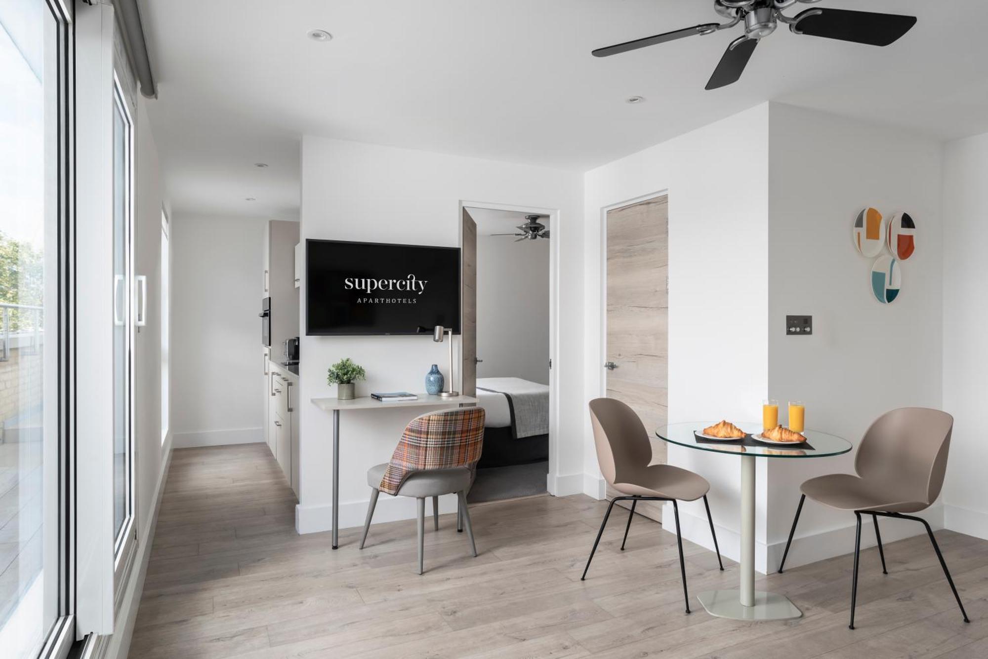 Q Square By Supercity Aparthotels Brighton Екстериор снимка