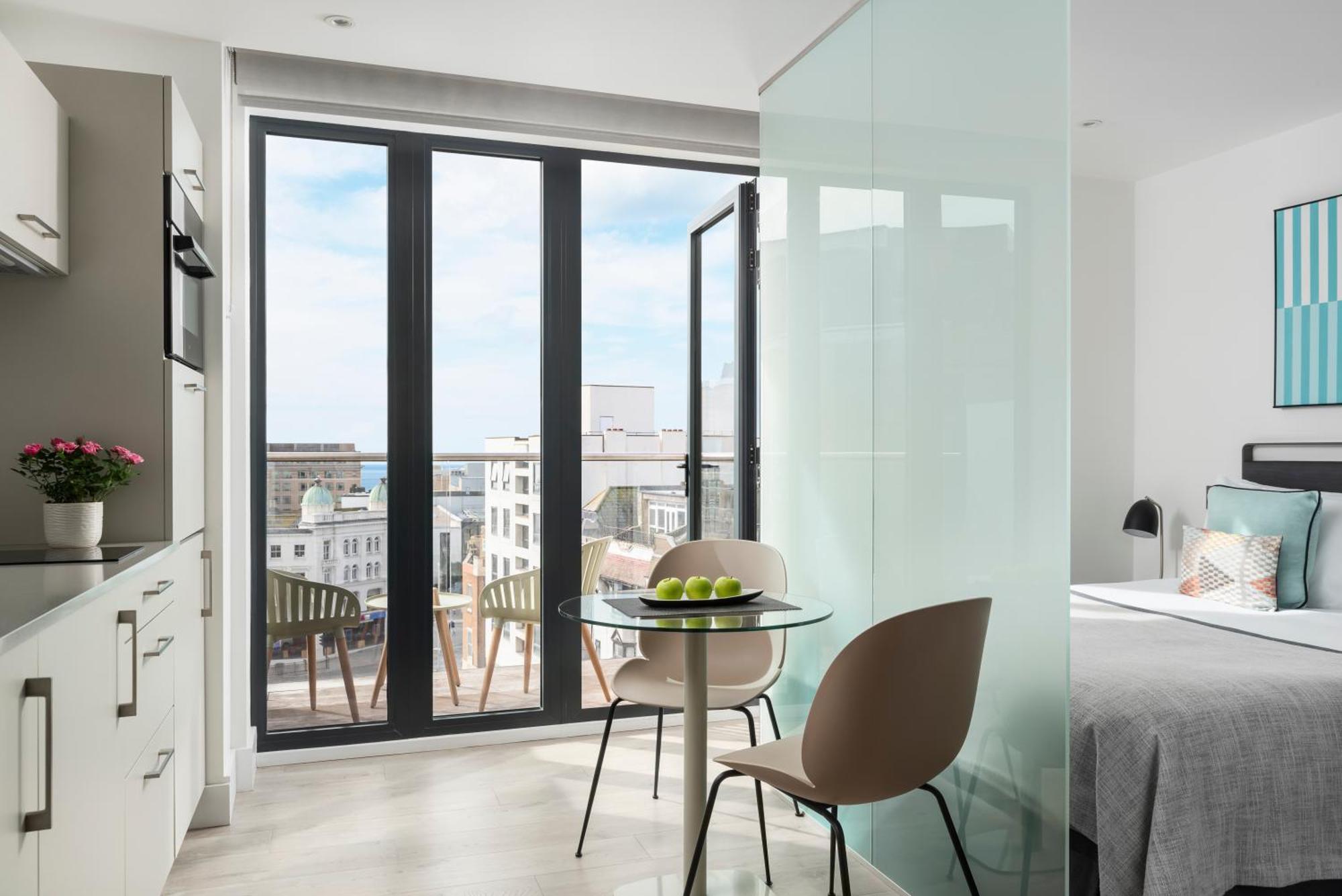 Q Square By Supercity Aparthotels Brighton Екстериор снимка